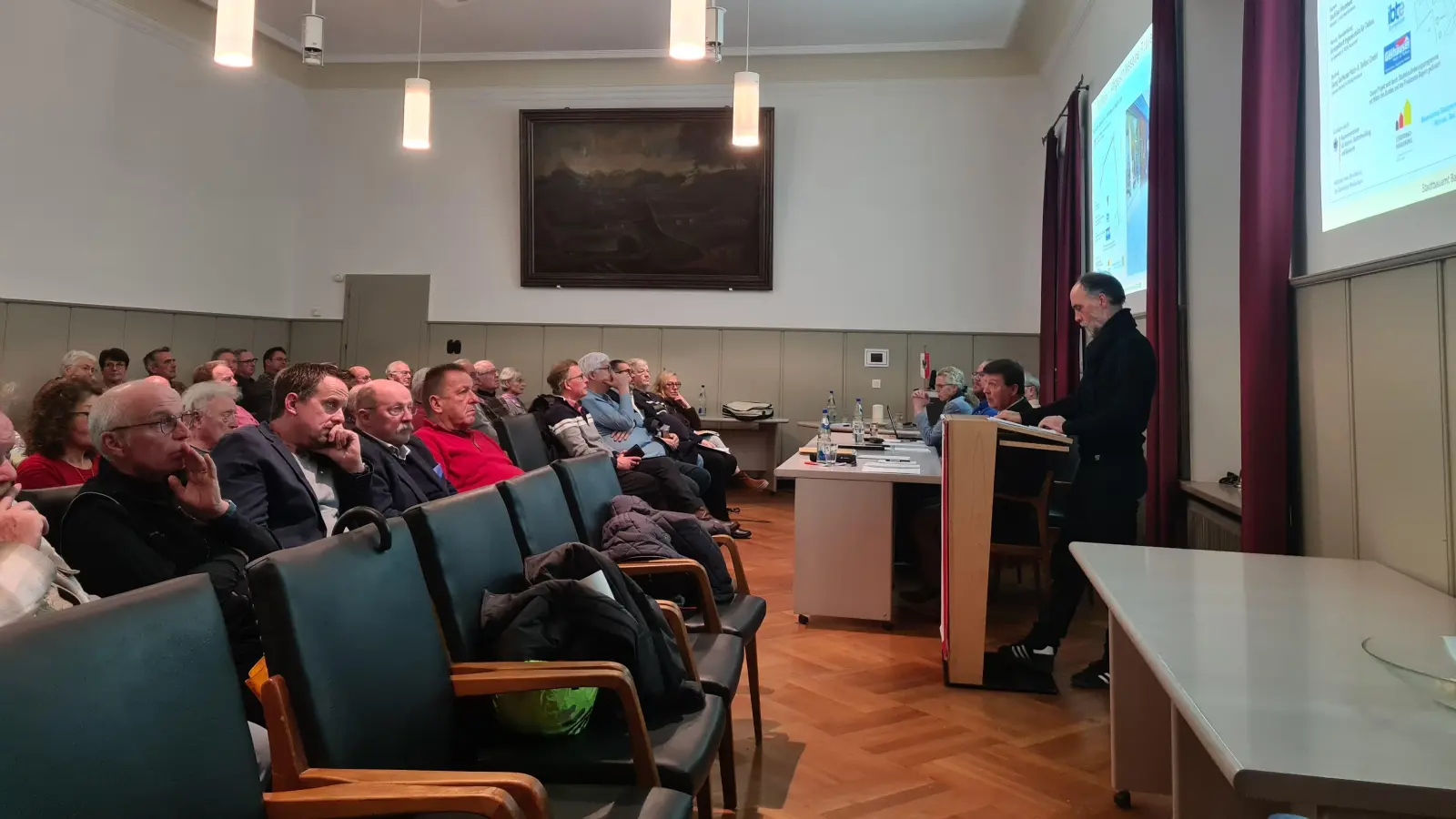 Zumindest die eine erste Reihe blieb bei der Bürgerversammlung im Rathaus leer. Stadtbaumeister Michael Bender (am Rednerpult) erläuterte den Bürgerinnen und Bürgern verschiedene Baumaßnahmen. (Foto: Anna Franck)