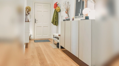 Helle Farben und gute Beleuchtung machen den Flur freundlicher: Mehrere Lichtquellen schaffen eine angenehme Atmosphäre. (Foto: Zacharie Scheurer/dpa-tmn)