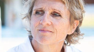 Susanne Pawlik hat den autobiografisch gefärbten Roman „Weiterschwimmen“ über den Tod eines Kindes geschrieben. (Foto: Lukas Barth-Tuttas/dpa)