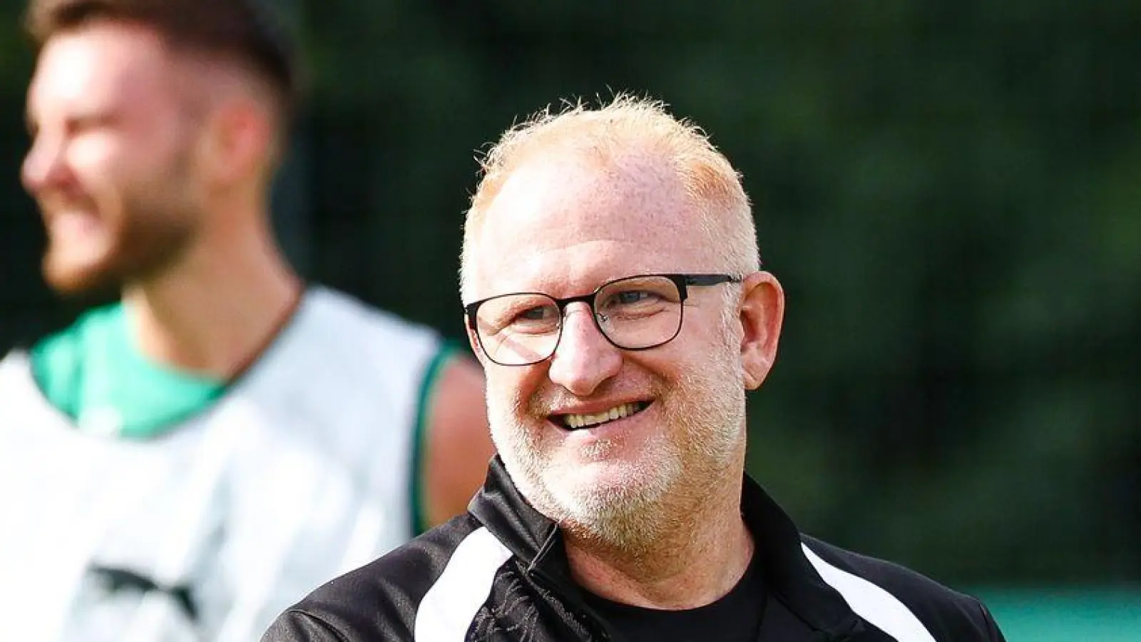 Heiko Vogel geht nach viel Zittern in der Relegation in seine zweite Saison mit der SpVgg Greuther Fürth. (Archivbild) (Foto: Daniel Löb/dpa)