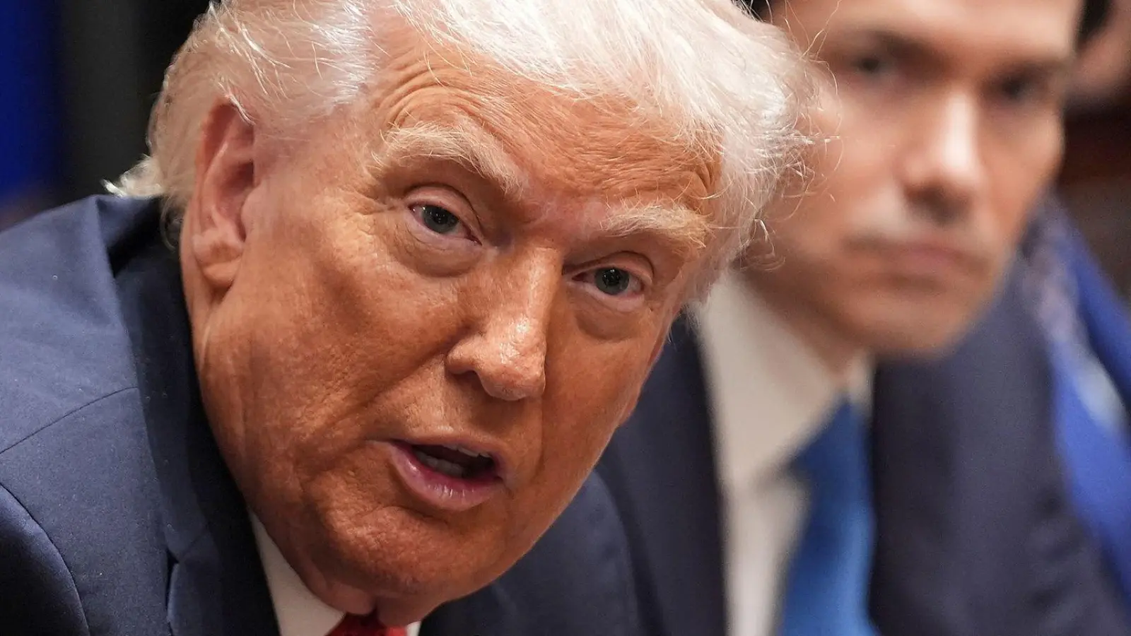 Trump wurde auf seine frühere Äußerung angesprochen, dass die Ukraine von Russland besetzte Gebiete zurückgewinnen könnte. (Foto: Evan Vucci/AP/dpa)