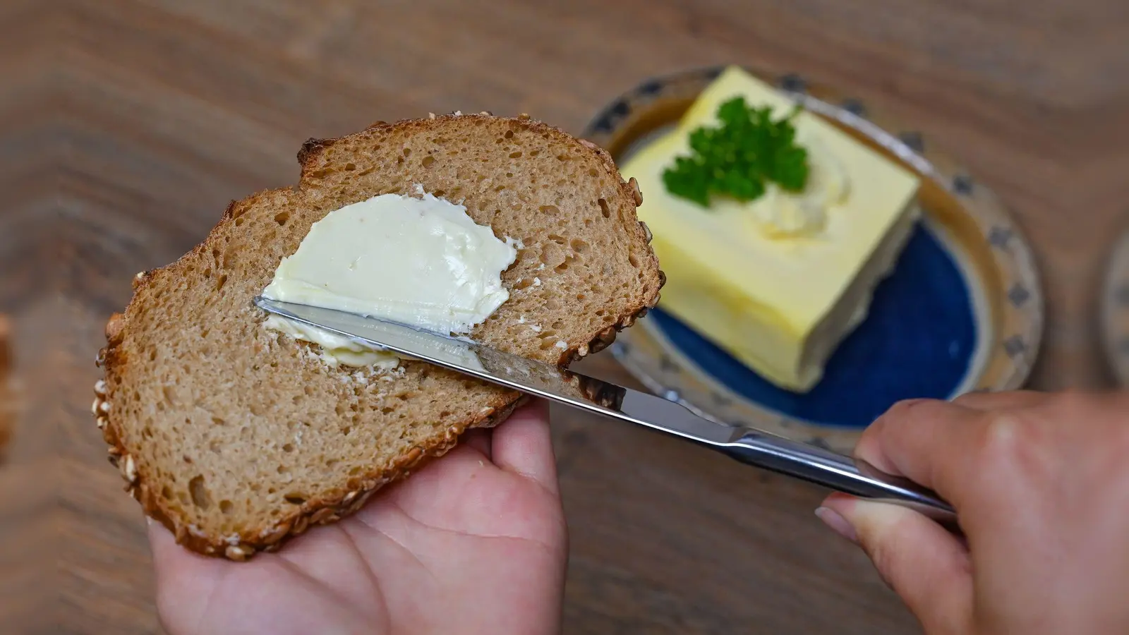 Die Münchner Bäckerei K.O. Backkollektiv ruft Brote zurück. (Symbolbild) (Foto: Patrick Pleul/dpa)