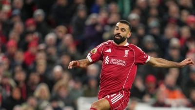 Wieder am Ball: Liverpools Mohamed Salah (r). (Foto: Jon Super/AP/dpa)