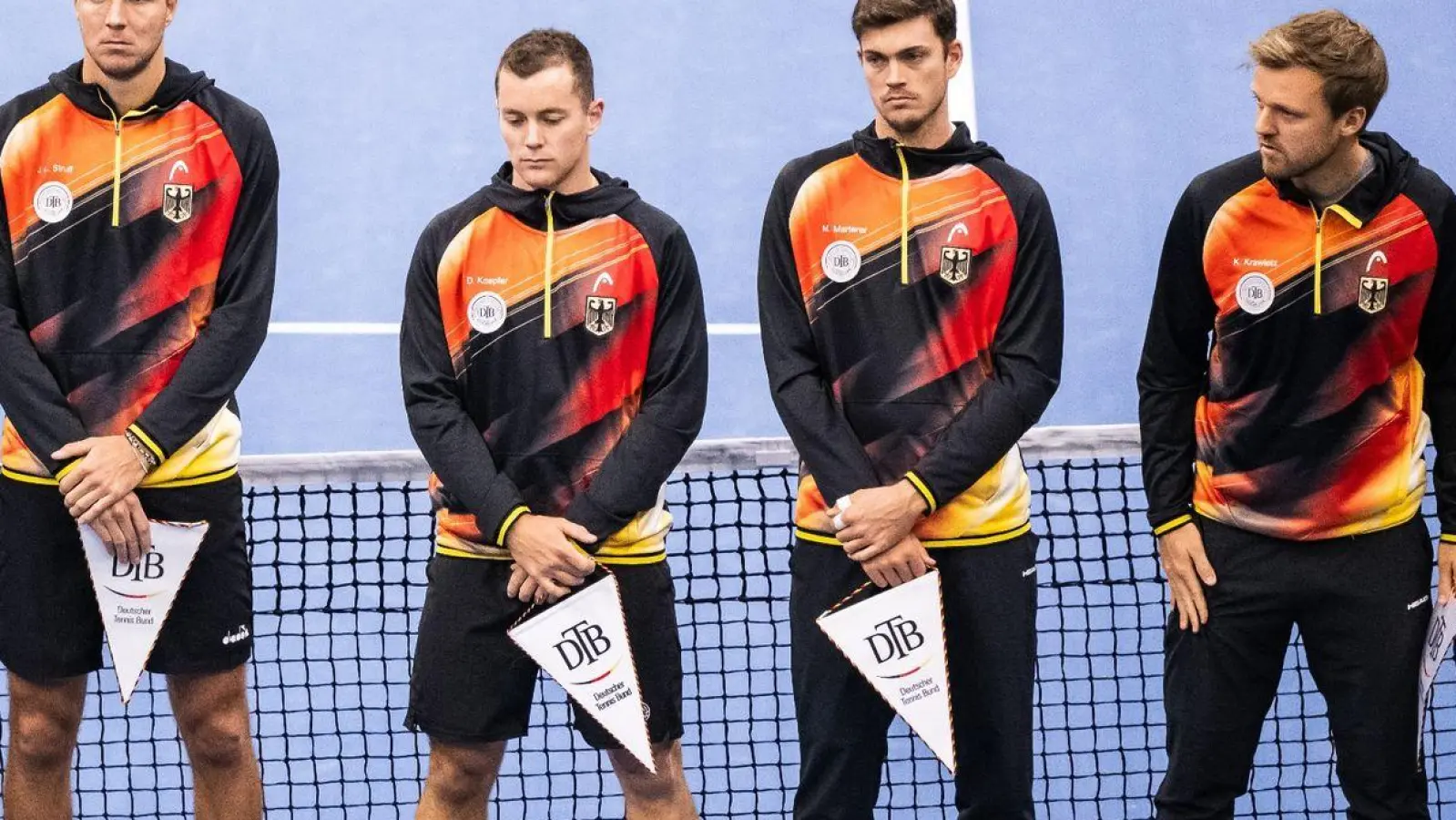 Das deutsche Team mit Teamkapitän Michael Kohlmann, Jan-Lennard Struff, Dominik Koepfer, Maximilian Marterer, Kevin Krawietz und Tim Pütz steht vor Beginn des Duells mit Ungarn auf dem Platz. (Foto: Marton Monus/dpa)