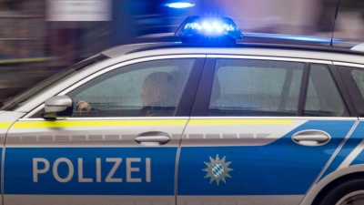 Die Polizisten lösten die Streit auf der Fahrbahn auf. (Symbolbild) (Foto: Peter Kneffel/dpa)