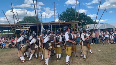 Die Pikeniere der Dinkelsbühler Kinderzeche beeindruckten bei der 1000-Jahr-Feier in Stödtlen mit ihren Waffen. (Foto: Kinderzeche)