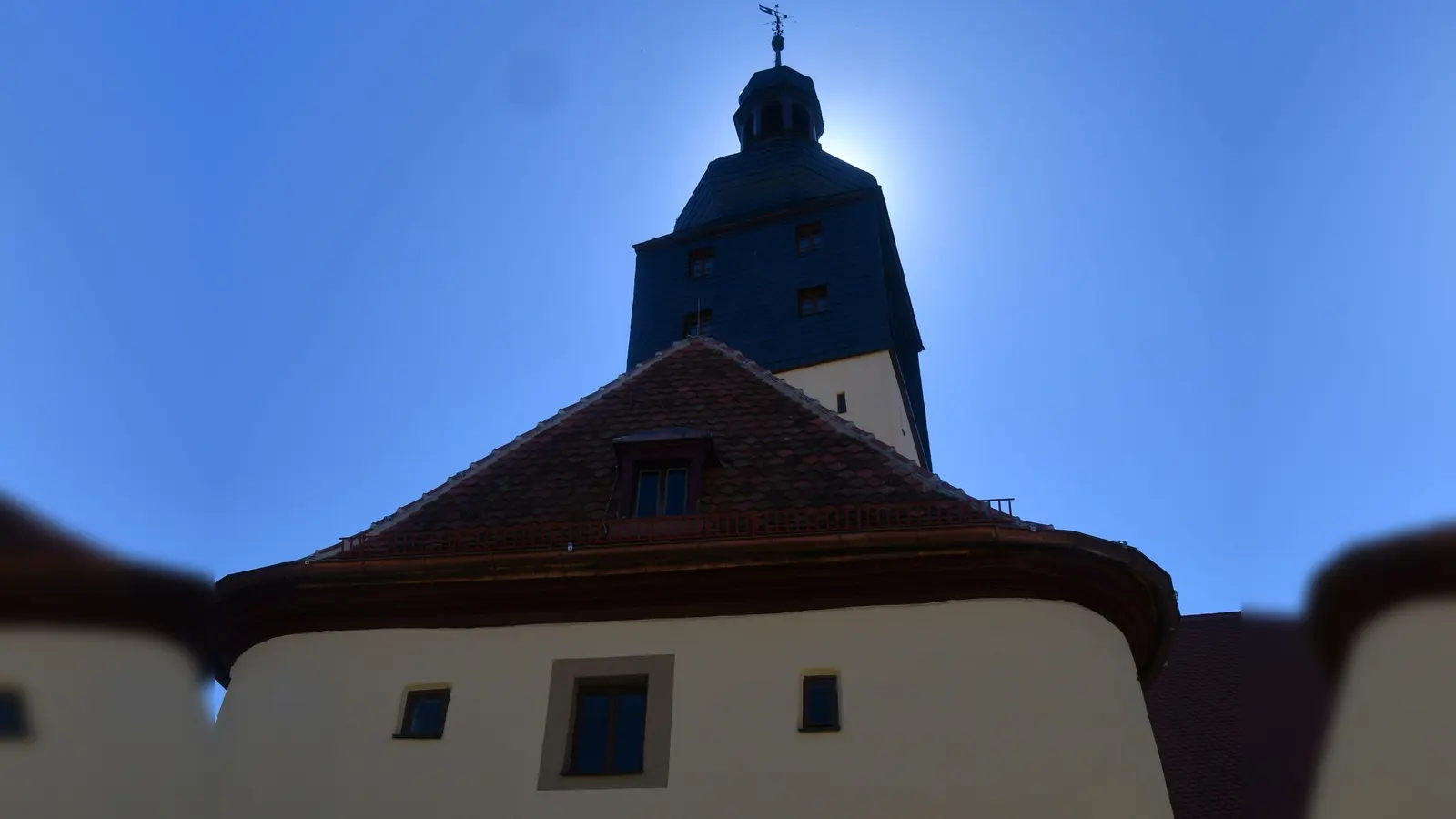 Der Würzburger Torturm erstrahlt in neuem Glanz. Die Barbakane ist noch nicht zugänglich; in ihr sollen künftig Bilder ausgestellt werden. (Foto: gk)