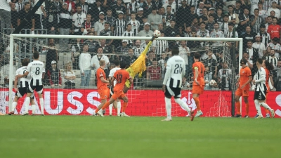 Torwart Kaua Santos war der überragende Mann beim 3:1-Sieg von Eintracht Frankfurt gegen Besiktas Istanbul. (Foto: Str/dpa)