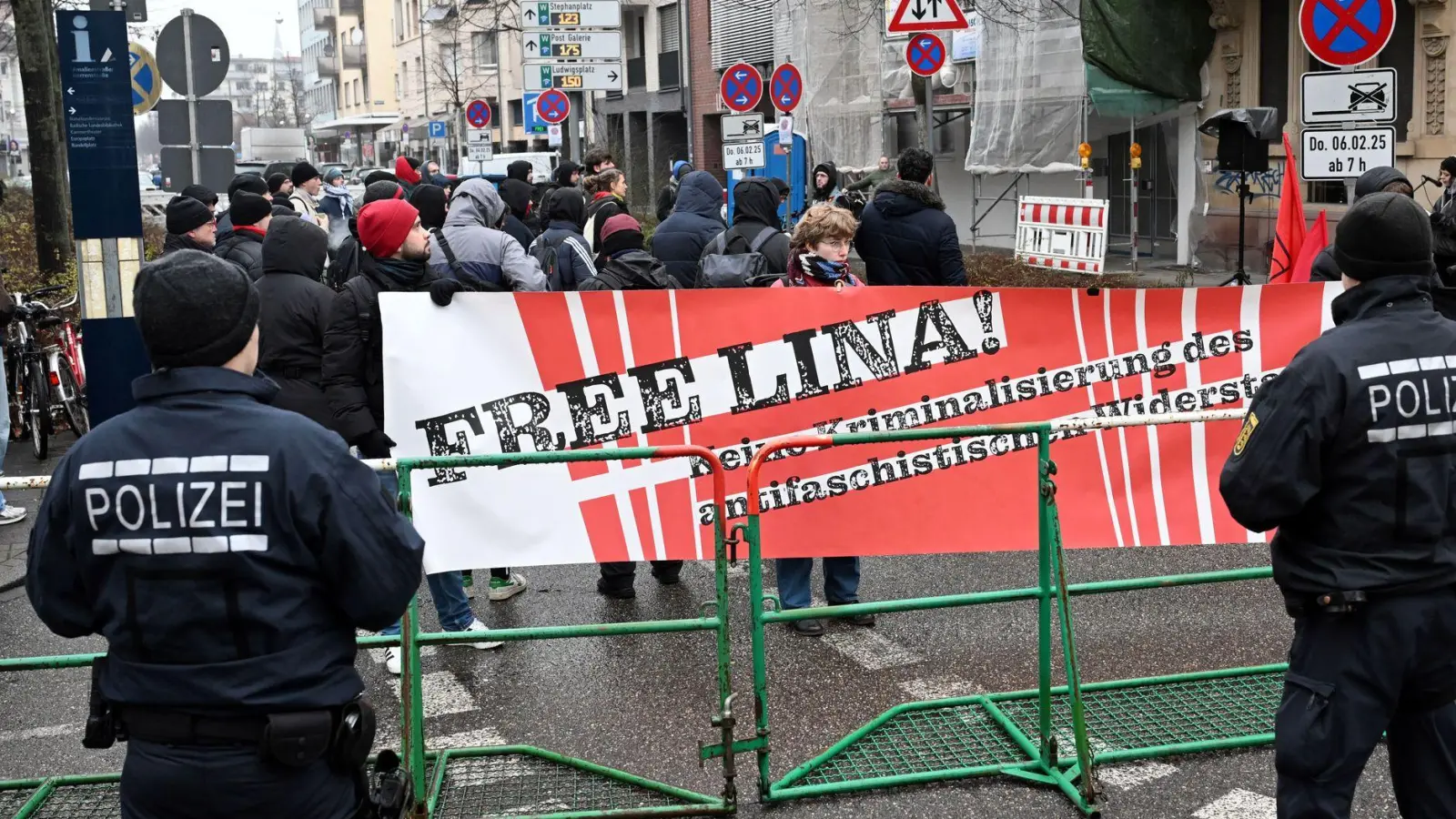 Bei der mündlichen Verhandlung im Februar hatten Sympathisanten von Lina E. vor dem Gericht demonstriert. (Archivbild) (Foto: Uli Deck/dpa)