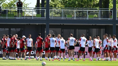 Die Nationalmannschaft trainiert erstmals in der WM-Vorbereitung auf dem Platz.  (Foto: Federico Gambarini/dpa)