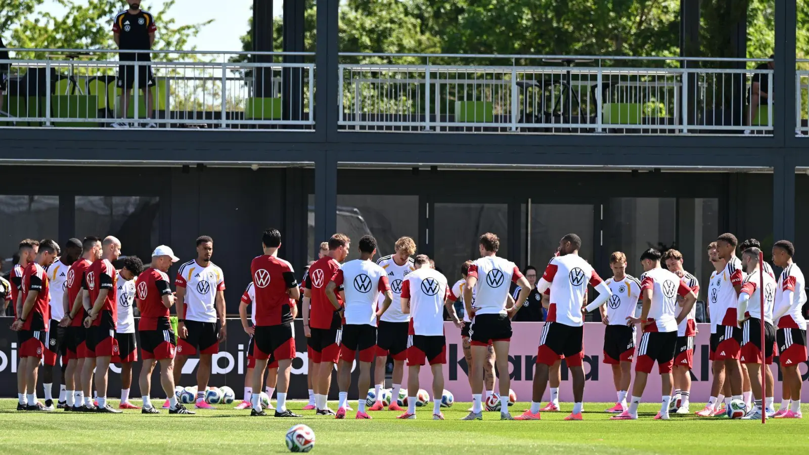 Die Nationalmannschaft trainiert erstmals in der WM-Vorbereitung auf dem Platz.  (Foto: Federico Gambarini/dpa)