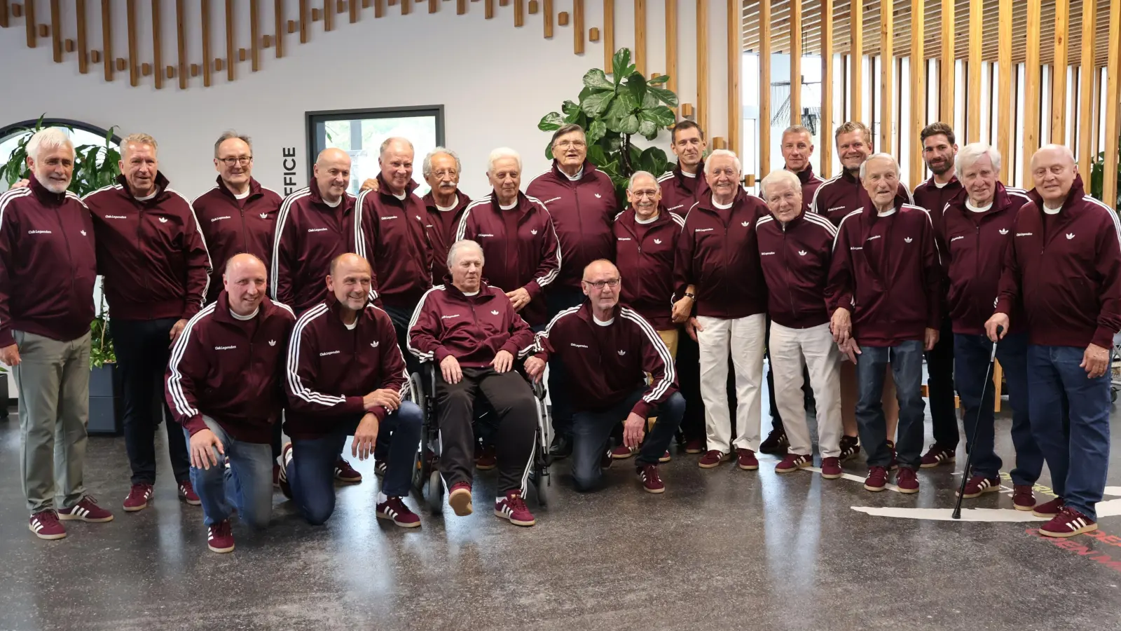 Von den vorerst 29 als „Club-Legenden” erkorenen Sportlerpersönlichkeiten nahmen immerhin 22 – also rechnerisch zwei komplette Fußballmannschaften&nbsp;– am Präsentationstermin im Adidas-Loft in Scheinfeld teil. (Foto: Andreas Reum)