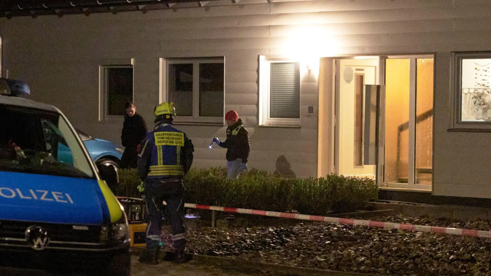 Einsatzkräfte stürmten die Wohnung, in der sich der Mann verschanzt hielt. (Foto: Tizian Gerbing/dpa)