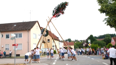 Das Aufstellen des schmucken „Kärwabaums” ist wieder ein Höhepunkt der Festtage. (Foto: Alexander Biernoth)