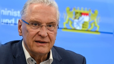 Joachim Herrmann (CSU), Innenminister von Bayern, will den Schutz von jüdischen und israelischen Einrichtungen besonders in den Blick nehmen.  (Foto: Arne Dedert/dpa)
