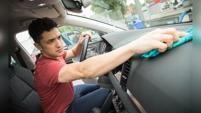Salz und Winterschmutz sind weg – jetzt wird innen klar Schiff gemacht. Mit Staubsauger, Mikrofasertuch und Co. bringen Sie Ihr Cockpit wieder auf Vordermann. (Foto: Christin Klose/dpa Themendienst/dpa-tmn)
