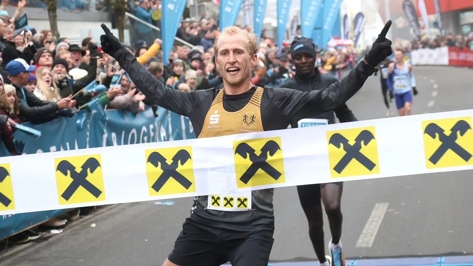 Siegerpose: Florian Bremm ließ die favorisierten Kenianer in Peuerbach hinter sich. (Foto: Andreas Maringer)