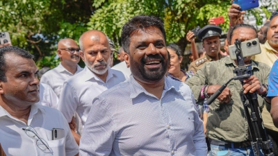 Der Präsidentschaftskandidat Dissanayake spricht vor Journalisten nach der Stimmabgabe. (Foto Archiv) (Foto: Eranga Jayawardena/AP)