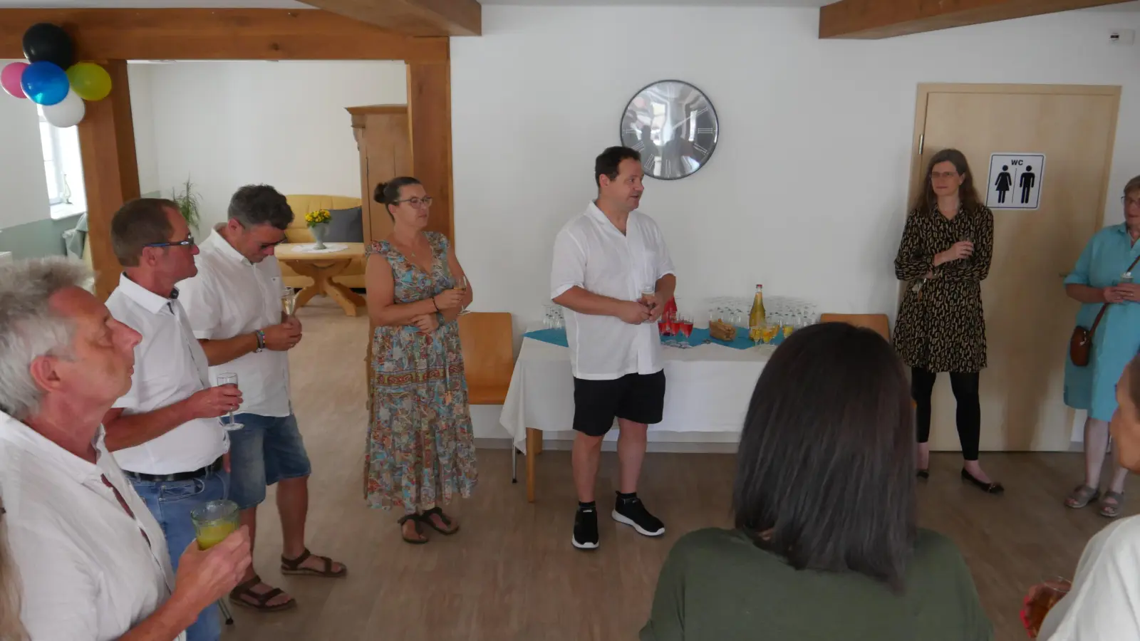 Sugenheims Bürgermeister Toni Schiefer, Markt Bibarts Bürgermeister Klaus Nölp, Cornelia Dorsch und Christian Dorsch (vorne nebeneinander) sowie die Personalreferentin im Seelsorgebereich Dreifrankenland Dr. Andrea Friedrich (von links). (Foto: Martina Hinkelmann)