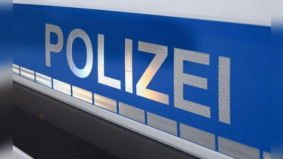 Den Führerschein des 22-Jährigen habe man zunächst nicht sicherstellen können. (Symbolbild) (Foto: Daniel Vogl/dpa)
