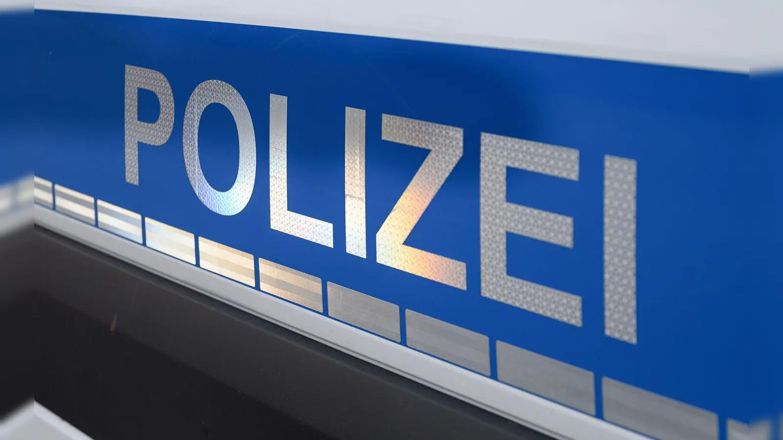 Den Führerschein des 22-Jährigen habe man zunächst nicht sicherstellen können. (Symbolbild) (Foto: Daniel Vogl/dpa)