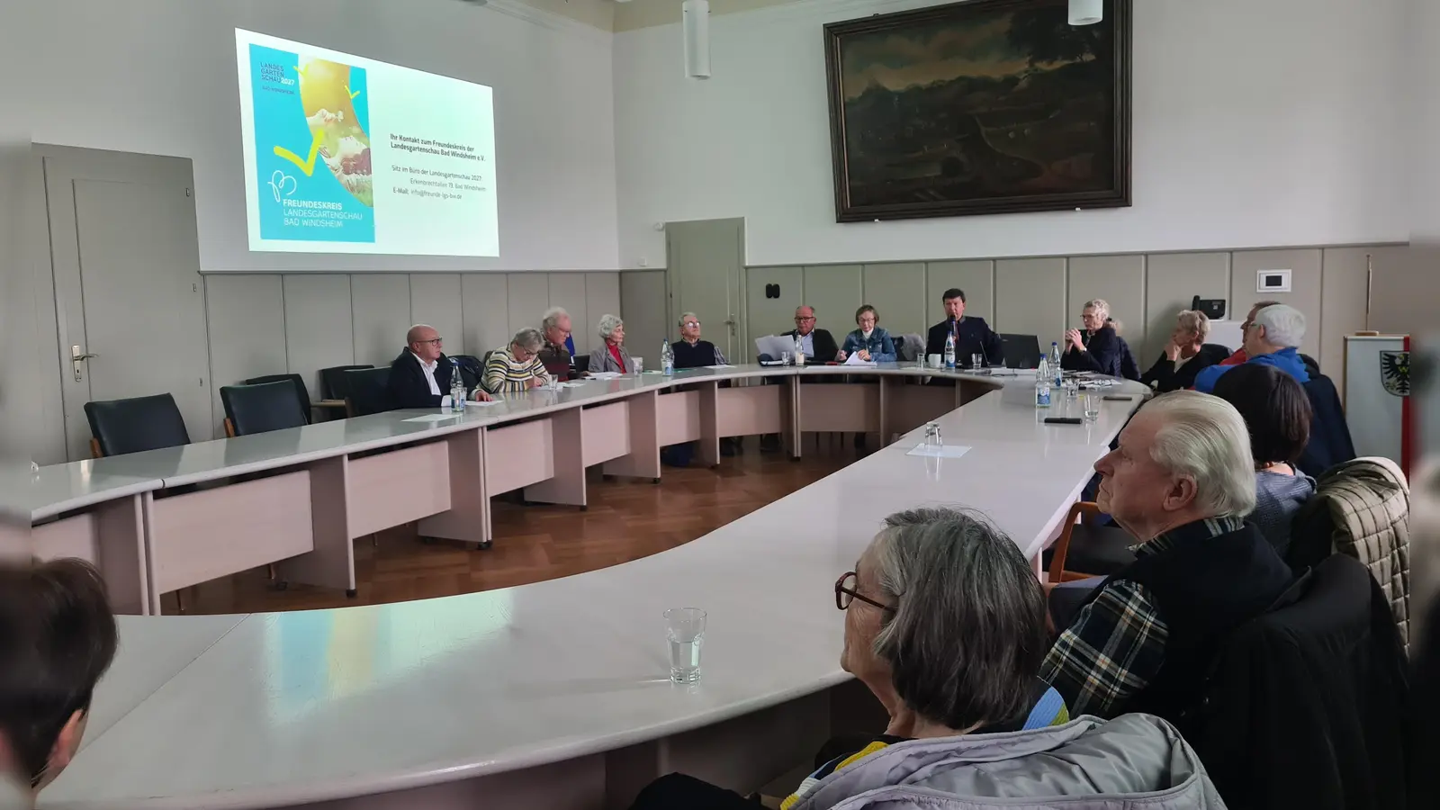 Im Sitzungssaal stellten sich die Stadt- und Gartenschau-Verantwortlichen den erarbeiteten Fragen des Seniorenrats und der Heim-Leitungen. (Foto: Anna Franck)