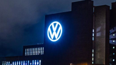 VW in Wolfsburg rutscht in die roten Zahlen - wegen der Probleme bei Porsche. (Archivbild) (Foto: Moritz Frankenberg/dpa)