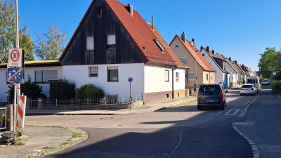 Derzeit besteht die Dombachstraße aus zwei Tempo-30-Bereichen und einem verkehrsberuhigten Bereich. Letzterer wird im Zuge der Einrichtung der Fahrradstraße aufgelöst. (Foto: Florian Schwab)