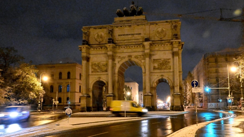 Im Bundestagswahlkampf 2025 machten die Grünen am Münchner Siegestor Werbung für ihren Kanzlerkandidaten Robert Habeck. Die Aktion war von der Stadt nicht genehmigt und hat ein Bußgeld zur Folge. (Archivbild) (Foto: Felix Hörhager/dpa)