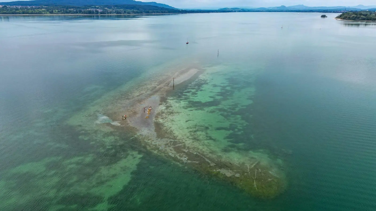 Durch das Niedrigwasser des Bodensees ist eine Kiesbank zu sehen. (Foto: Felix Kästle/dpa)