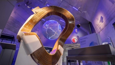 Proxima Fusion setzt für seinen Reaktor auf den Typus Stellarator, des sich durch verwundene Spulen wie diese im Zukunftsmuseum in Nürnberg auszeichnet. (Archivbild) (Foto: Daniel Karmann/dpa)