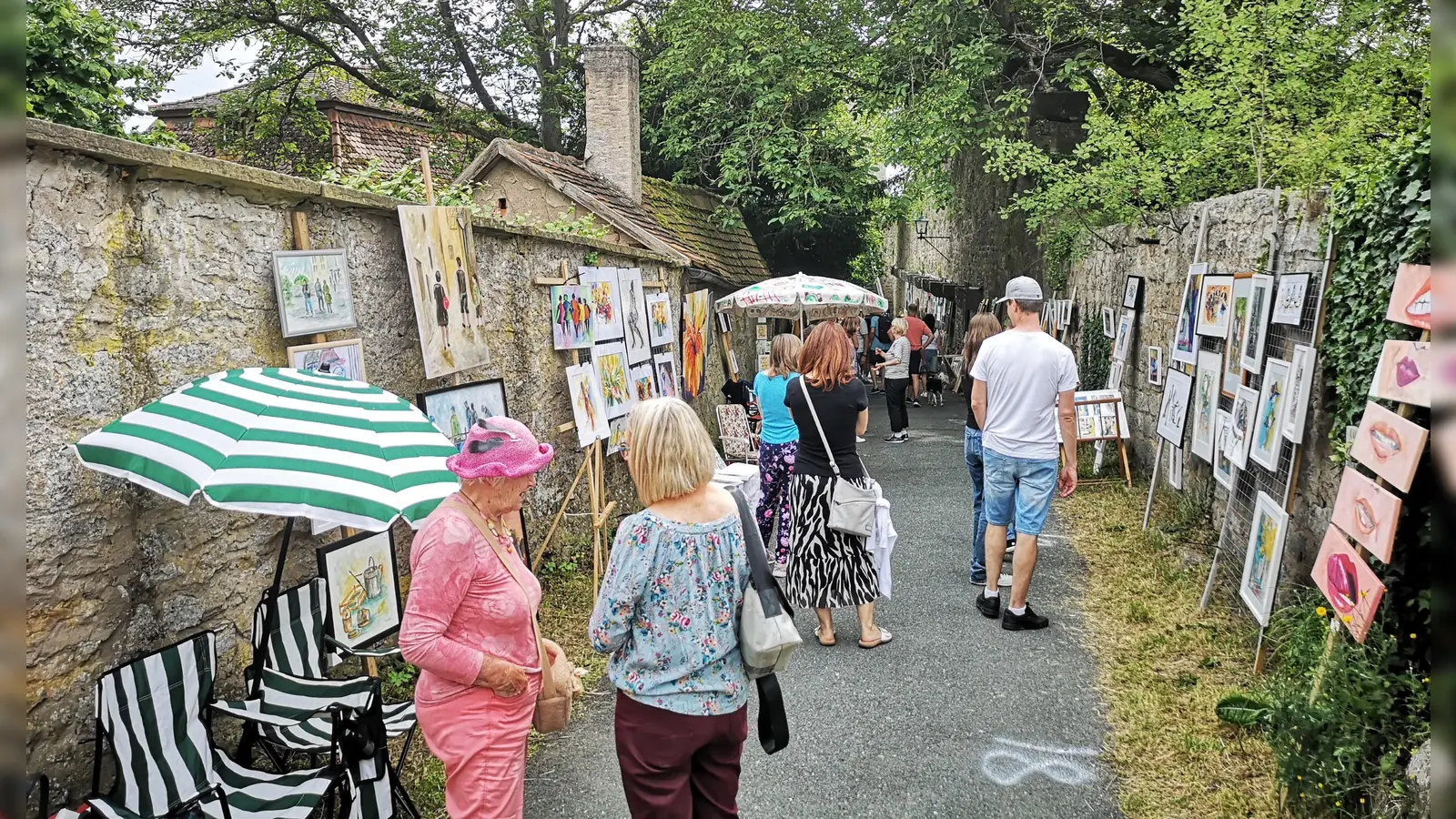 Auf der Kunstmeile an der Klosterweth wird es auch dieses Mal viel zu schauen geben. 36 Ausstellende sind für die Open-Air-Schau des Kunstkreises angemeldet. Das Foto entstand bei der Auflage 2024. (Archivbild: Jürgen Binder)