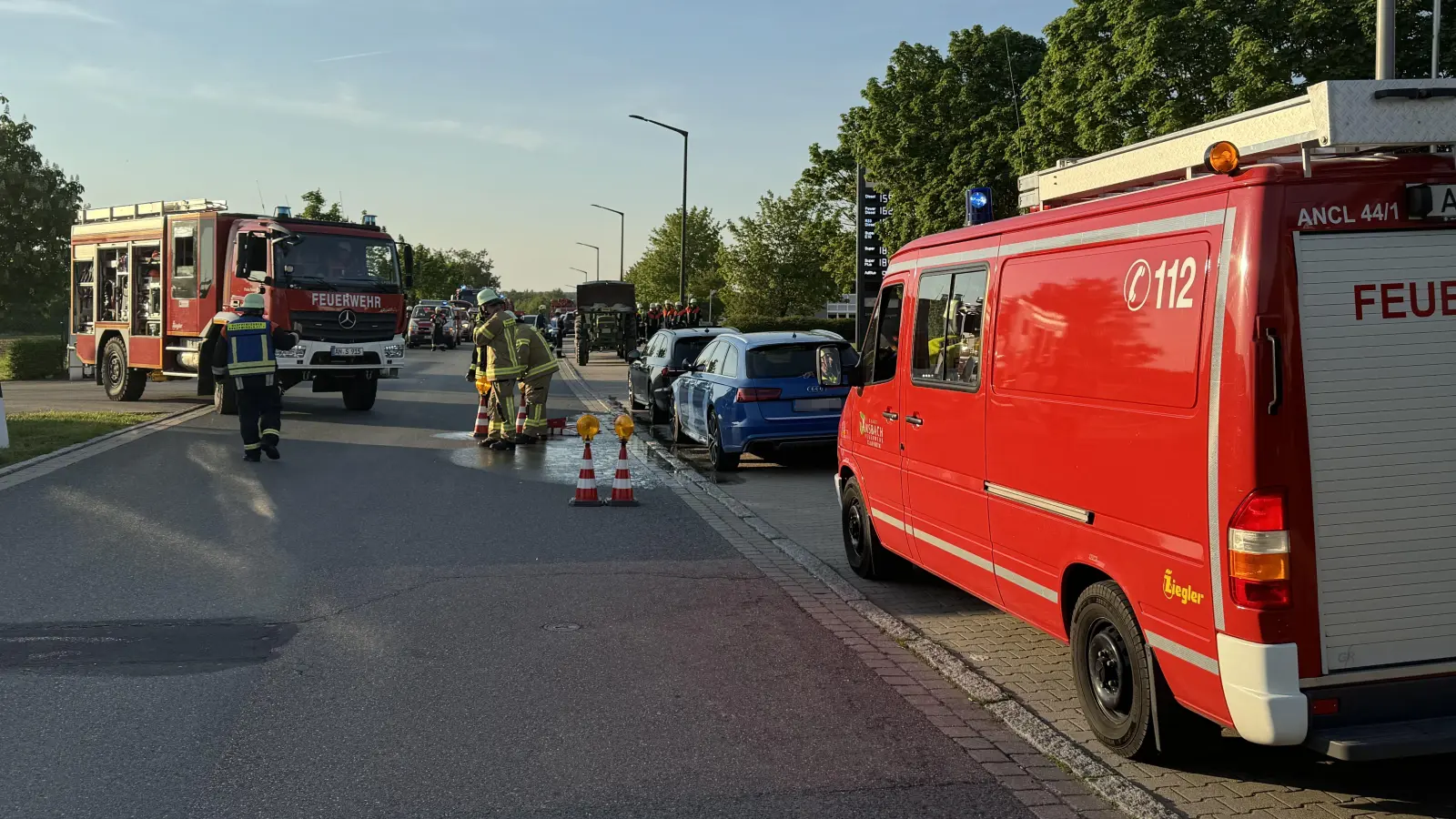 Im Rahmen ihrer Übung bei der Johann-Mader-GmbH in der Rudolf-Diesel-Straße stellten die Einsatzkräfte die Wasserförderung mit einer Leistung von rund 800 Litern pro Minute sicher. (Foto: Oliver Herbst)