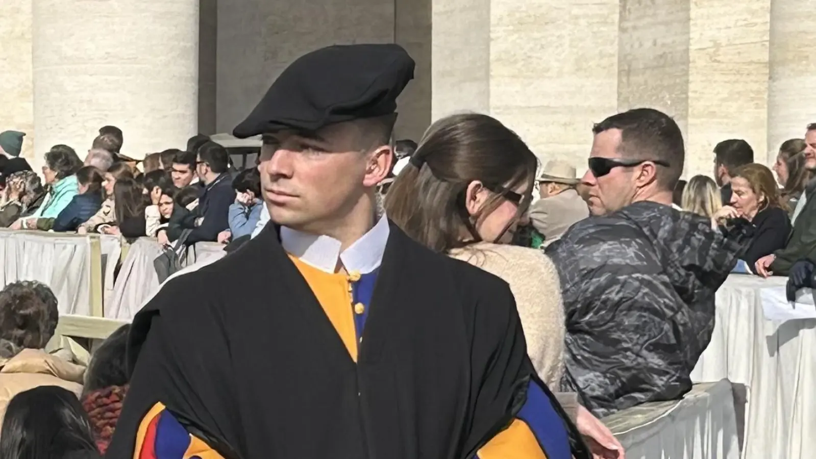 Mitglieder der Schweizer Garden sind auch bei der Papstaudienz da. (Foto: Ute Niephaus)