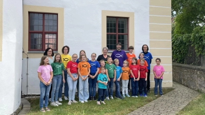 Die Ichthys nach ihrem Abschlusskonzert mit Alexandra Schell (2. von links) und Heidi Klein (Mitte, schwarzes T-Shirt) sowie einem Teil der tollen Instrumentalisten. (Foto: Stefanie Scheitacker)