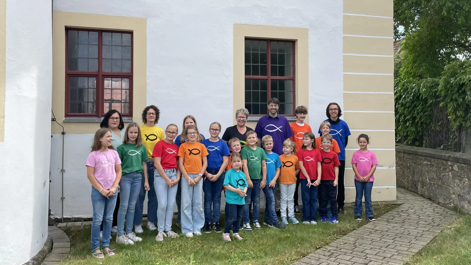 Die Ichthys nach ihrem Abschlusskonzert mit Alexandra Schell (2. von links) und Heidi Klein (Mitte, schwarzes T-Shirt) sowie einem Teil der tollen Instrumentalisten. (Foto: Stefanie Scheitacker)