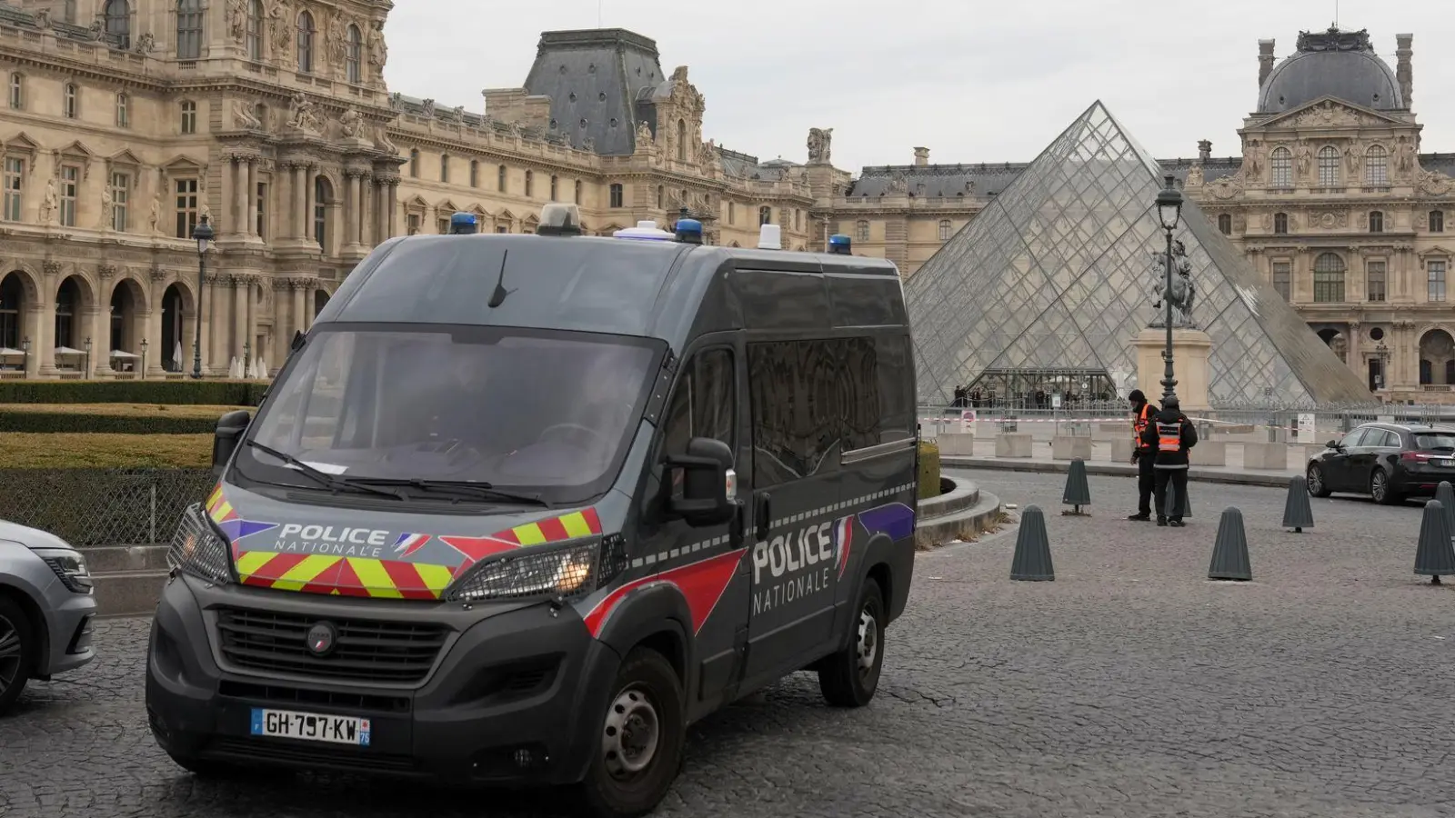 Die Beute aus dem Einbruch in den Louvre wird den Tätern nach Einschätzung eines Ex-Kriminellen nur einen Bruchteil des tatsächlichen Werts einbringen. (Archivbild) (Foto: Thibault Camus/AP/dpa)