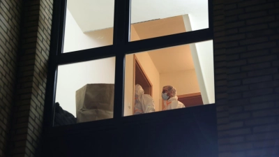 Bei einem Polizeieinsatz in Hamburg ist eine Frau wegen des Verdachts festgenommen worden, einen Mann getötet zu haben. (Foto: Georg Wendt/dpa)