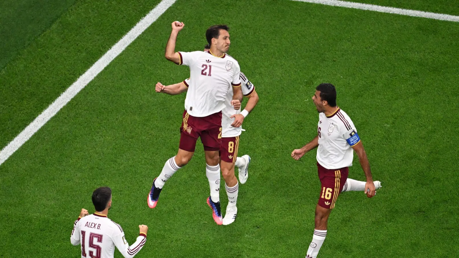 Oyarzabal (Mitte) bejubelte seinen Elfmetertreffer zum 1:0 ausgelassen. (Foto: Jessica Tobias/AP/dpa)