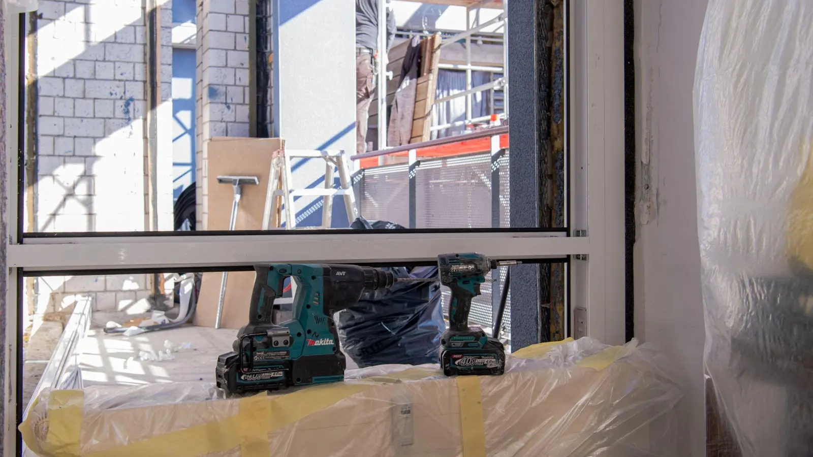 Der Austausch von Fenstern in einer Wohnungseigentümergemeinschaft (WEG) bedarf der Zustimmung der Eigentümerversammlung. (Foto: Laura Ludwig/dpa-tmn/dpa)