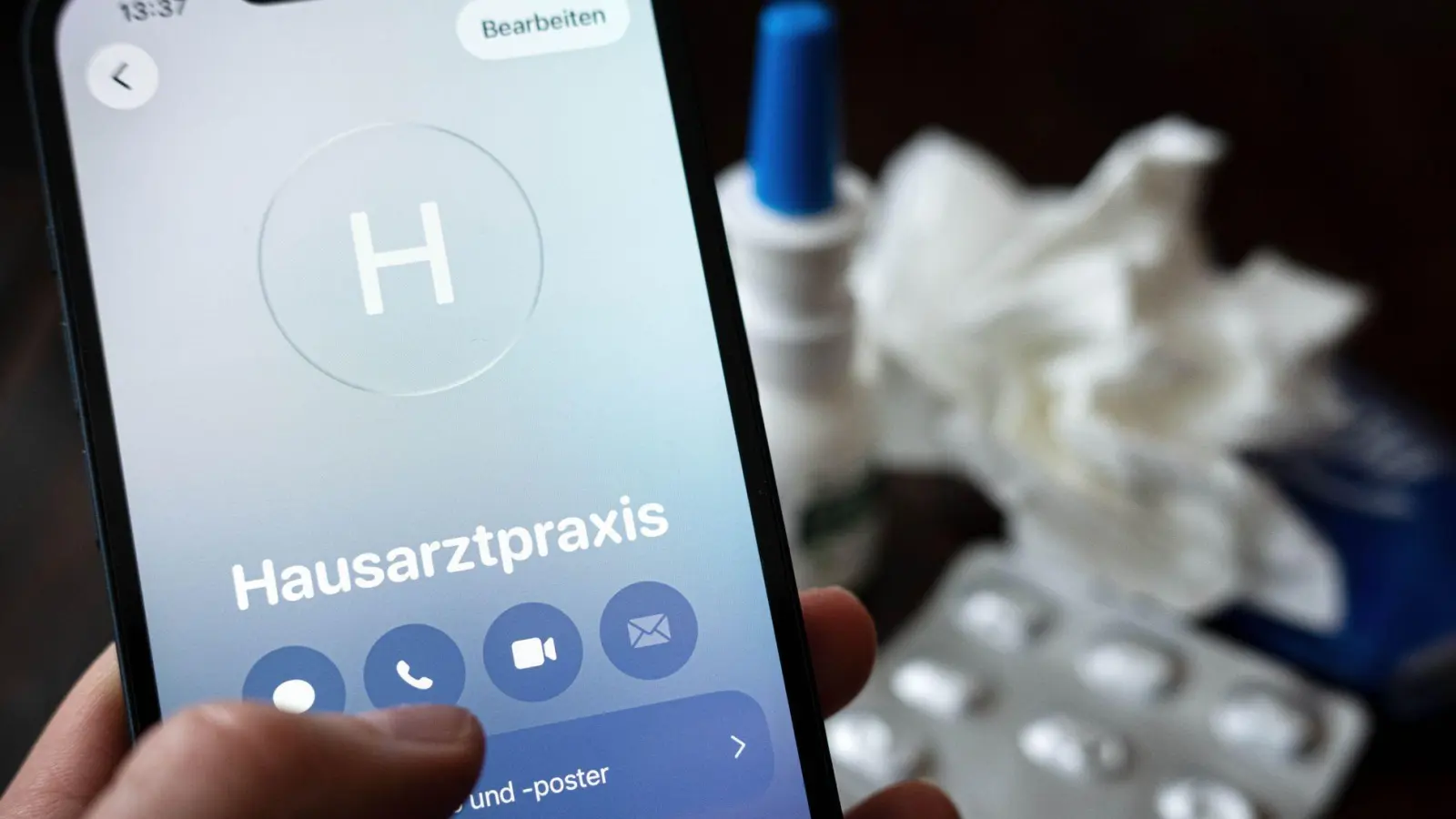 Halsweh, Fieber, Gliederschmerzen? Dann ist der Weg in die Arztpraxis beschwerlich. Bislang gab es dann die Möglichkeit einer telefonischen Krankschreibung.  (Foto: Sina Schuldt/dpa)