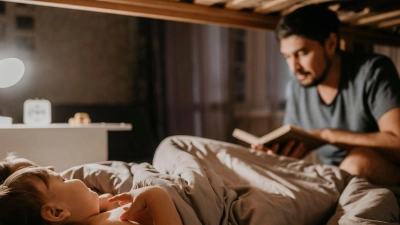 Zum vierten Mal dasselbe Buch: Manchmal brauchen Eltern starke Nerven, wenn sie ihre Kinder in den Schlaf begleiten. (Foto: Anastasiya Amraeva/Westend61/dpa-tmn)