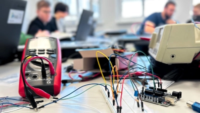 Früh übt sich, wer in Sachen Elektronik voll durchsteigen will: Das FabLab bietet ab sofort regelmäßig Treffen für Kinder und Jugendliche im Alter von zehn bis 18 Jahren. (Foto: FabLab Ansbach)