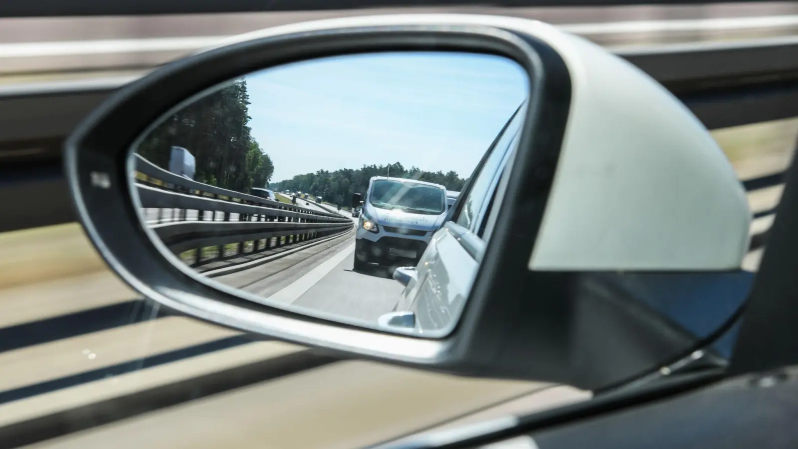 Mit dem Außenspiegel seines Wagens hat ein Autofahrer beim Überholen einen Radfahrer gestreift. Nach dem Unfall suchte er das Weite. (Symbolbild: Patrick Pleul/dpa-Zentralbild/dpa)