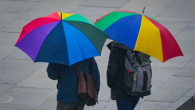 Regenjacken und Schirme sollten die Menschen in den kommenden Tagen parat haben. (Symbolbild)  (Foto: Soeren Stache/dpa)