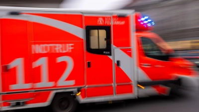 Rettungskräfte bringen die Beteiligten in eine Klinik. (Symbolbild) (Foto: Monika Skolimowska/dpa)