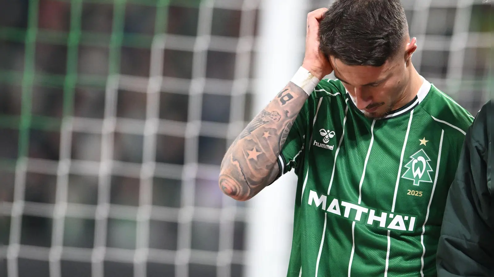 Werder-Kapitän Marco Friedl musste verletzt raus. (Foto: Carmen Jaspersen/dpa)