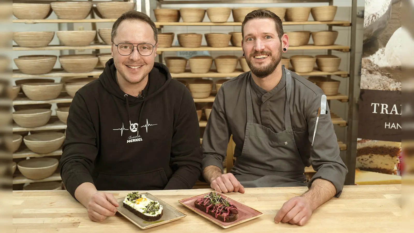 Brotsommelier Michael Merkel (links) stellt das Brot, Sternekoch Steffen Szabo sorgt für die Kulinarik dazu. (Foto: Andreas Riedel)