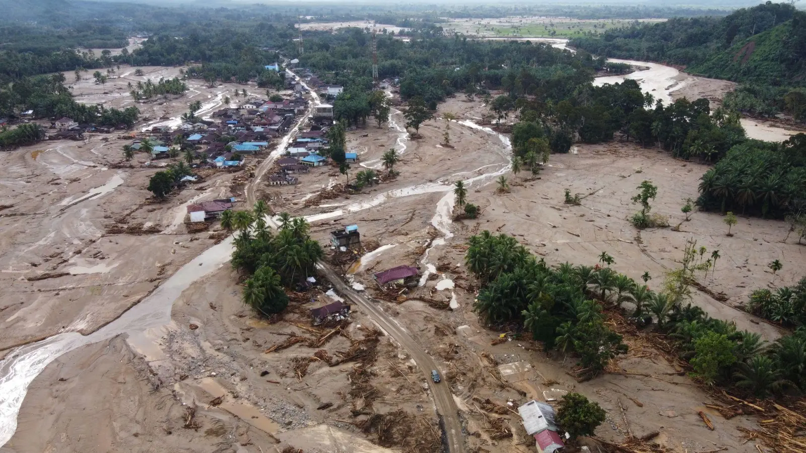 Schlammlawinen waren durch ganze Dörfer gefegt. (Foto: Binsar Bakkara/AP/dpa)