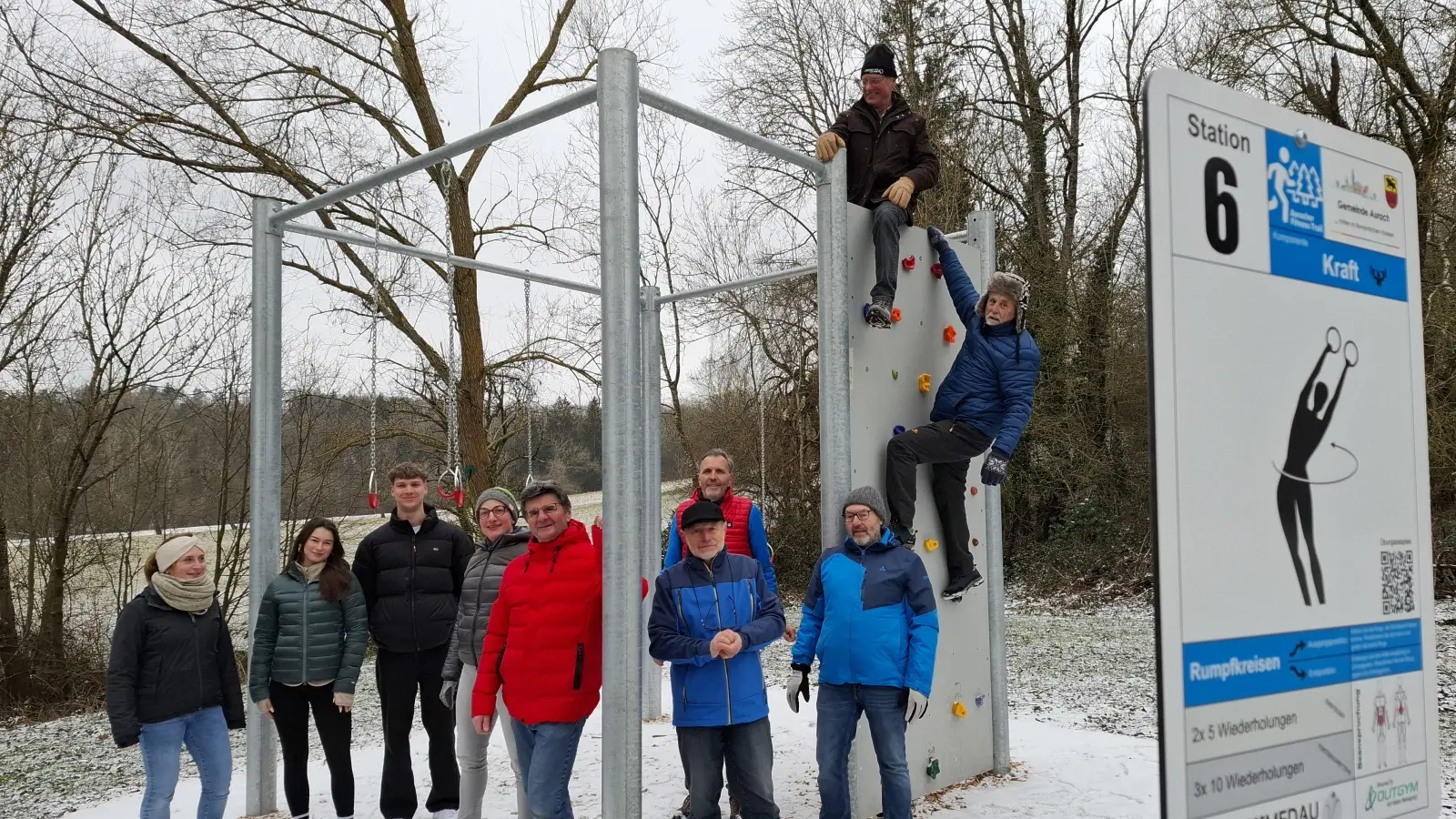 Ehrenamtliche haben den Parcours in rund 1000 Stunden geplant und angelegt. Dafür gab es Geld aus dem ILE- Regionalbudget. Als die Mitwirkenden dieses Gerät schon vorab testeten, lag noch Schnee. (Foto: Marlene Müller)